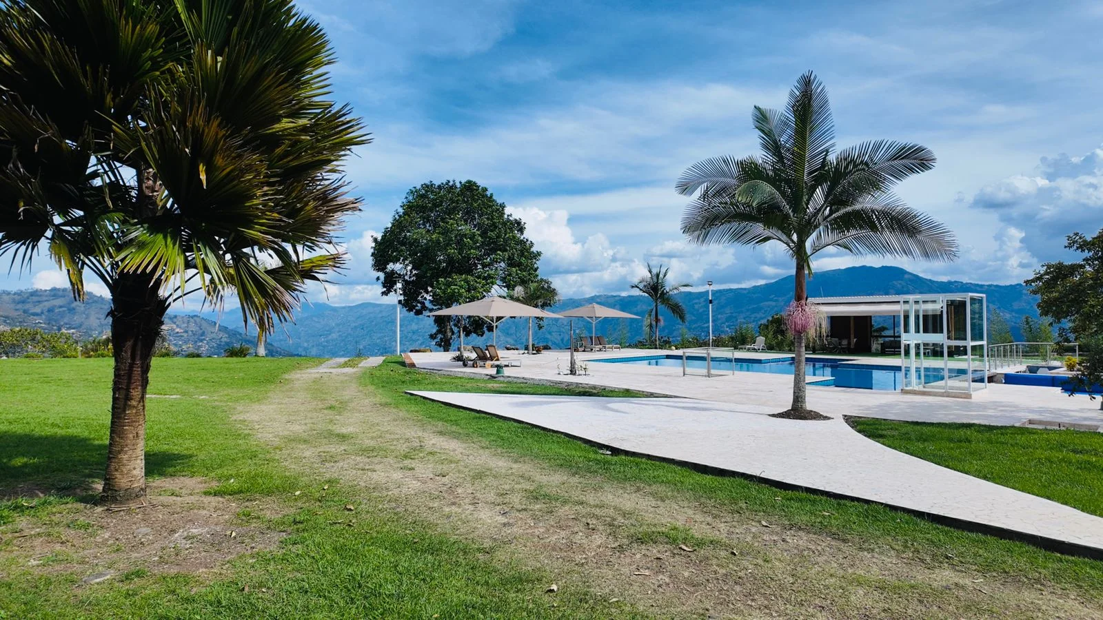 Vista panorámica de la piscina y montañas